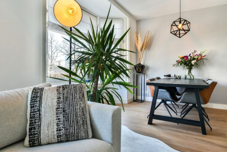 Mały salon ze stołem - przykłady aranżacji