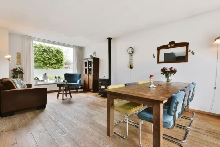 jakie zasłony do białych ścian i brązowych mebli? Propozycje i inspiracje