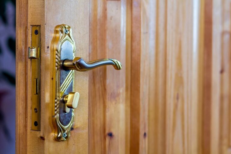 Jakie klamki do drzwi retro wybrać?