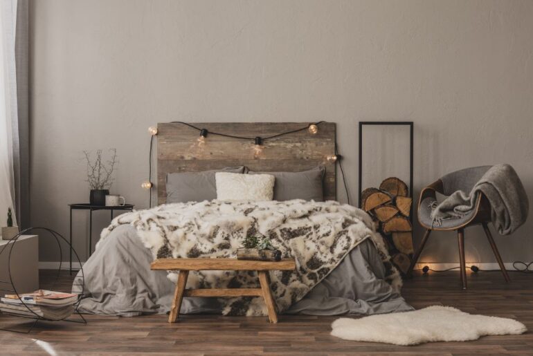 Jaka dekoracja łóżka w sypialni sprawdzi się najlepiej? Poradnik