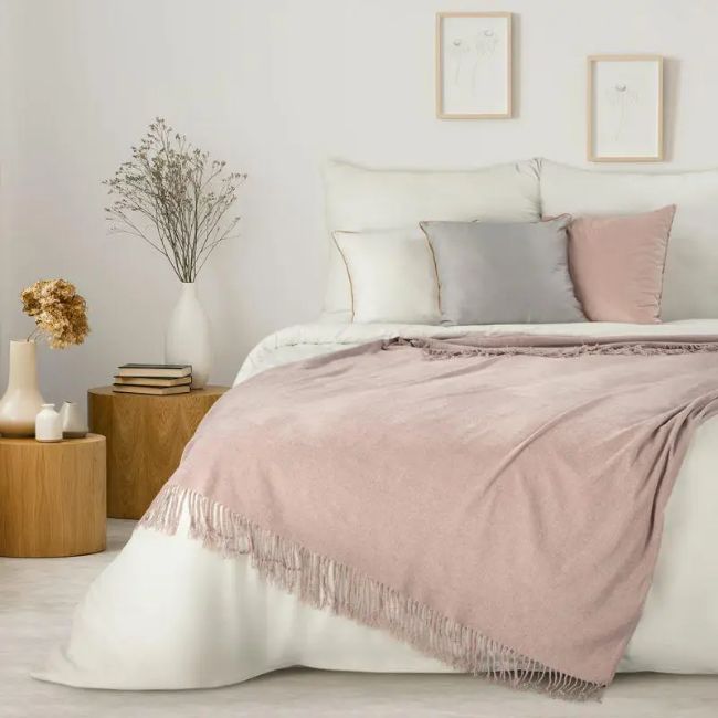 Koc na łóżko w sypialni - sposób na praktyczną dekorację