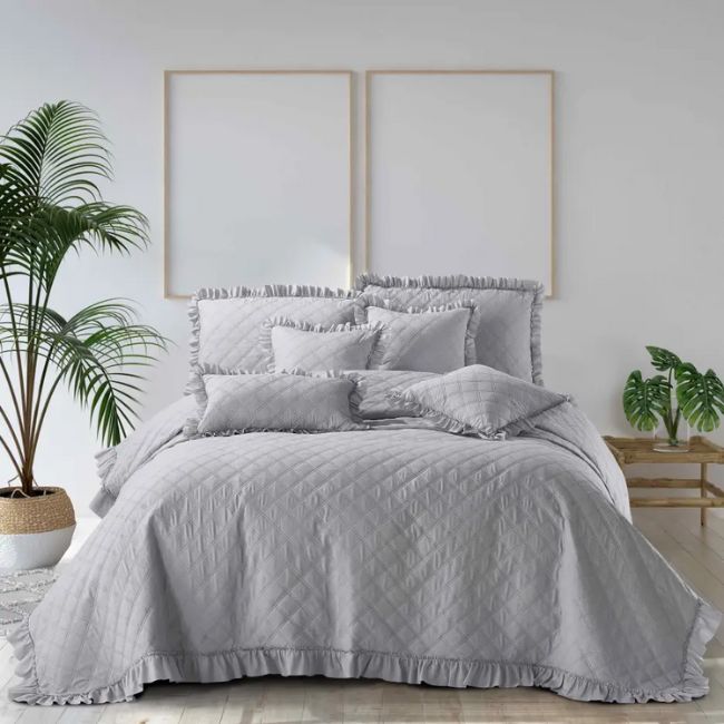 Narzuta dekoracyjna z falbankami na sypialniane łóżko