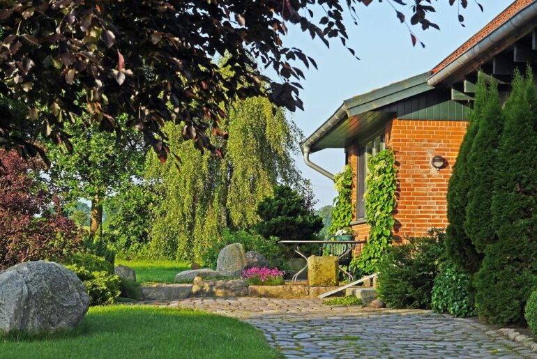 Układanie ścieżki z kostki brukowej