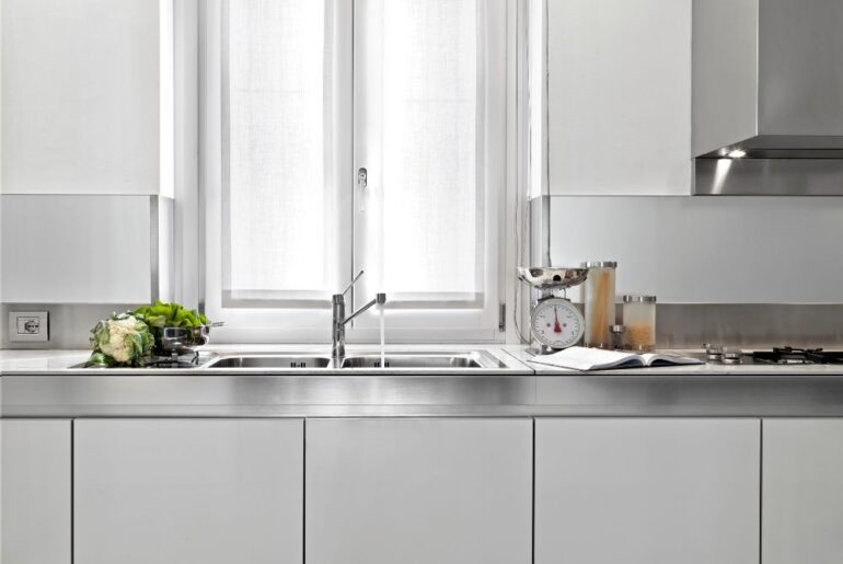 Jakie firany do kuchni? Poradnik