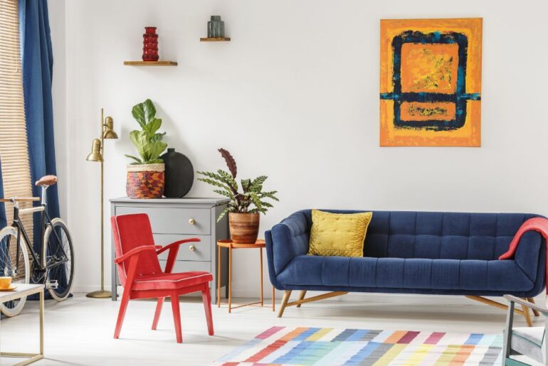 Jakie zasłony do granatowej kanapy? Inspiracje