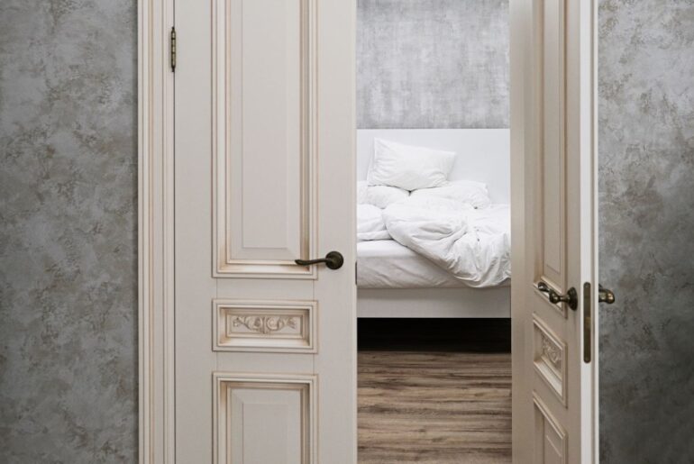 Białe drzwi jakie klamki pasują