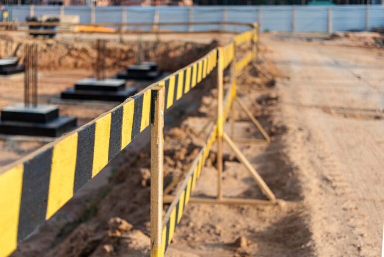 ogrodzenie wykopu budowlanego z zabezpieczeniem
