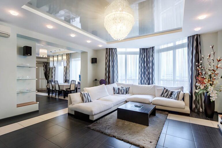 Sufit podwieszany w salonie z żyrandolem