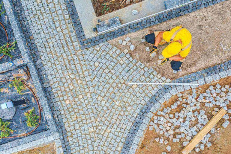Układanie kostki brukowej cena za materiały i robociznę w 2025 roku