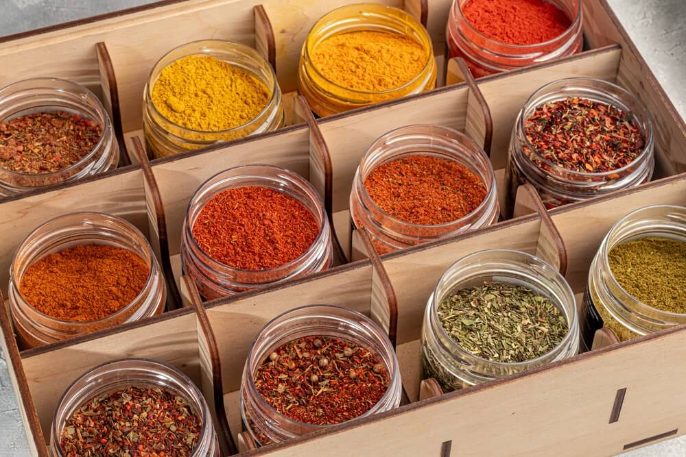 Organizacja szuflad w kuchni na przyprawy w słoiczkach