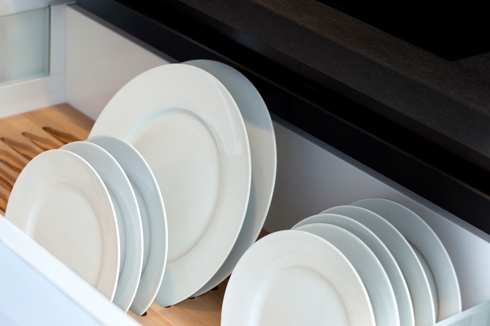 Organizacja szuflad w kuchni na białe talerze