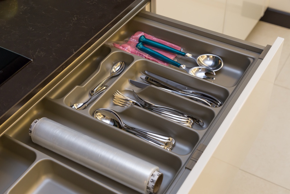 Organizacja szuflad w kuchni ze srebrnymi sztućcami