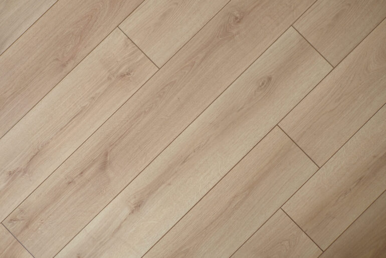 jaki olej do podłogi drewnianej w jasnym kolorze