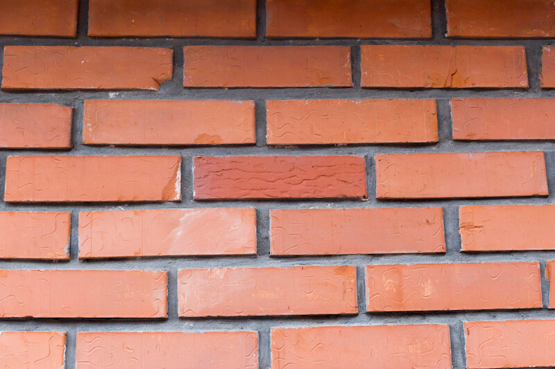 mur z cegły ceramicznej z widocznymi spoinami