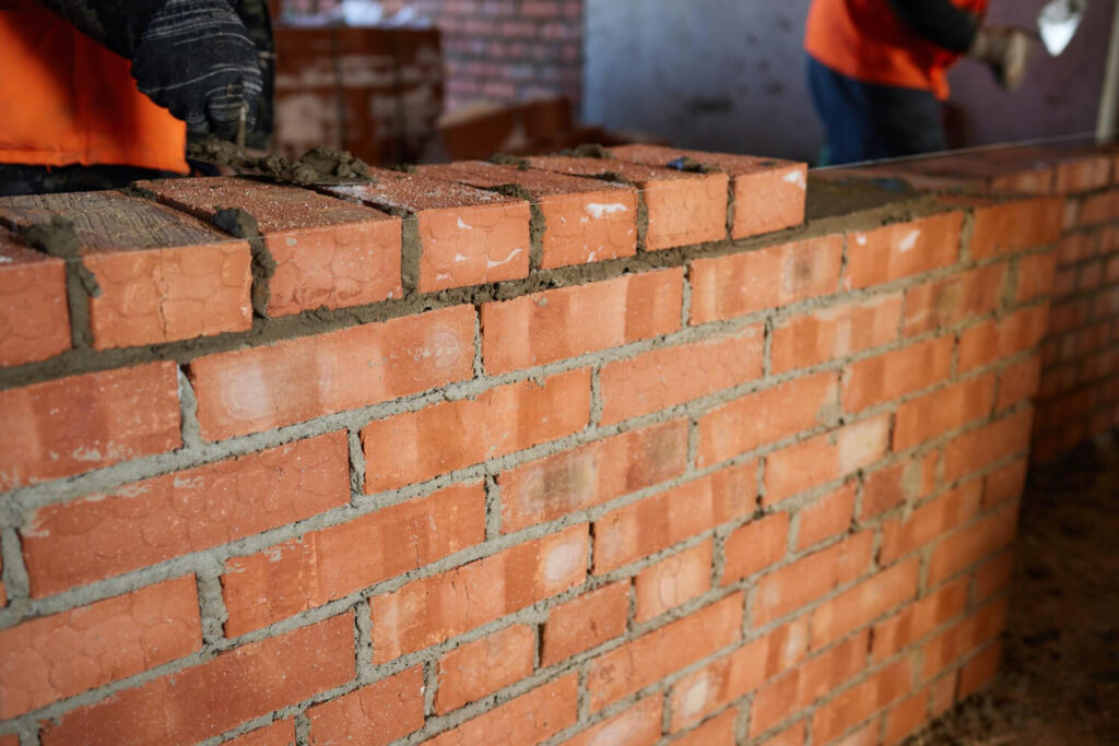 murowanie ściany z cegły ceramicznej przy użyciu zaprawy murarskiej