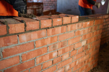 murowanie ściany z cegły ceramicznej przy użyciu zaprawy murarskiej